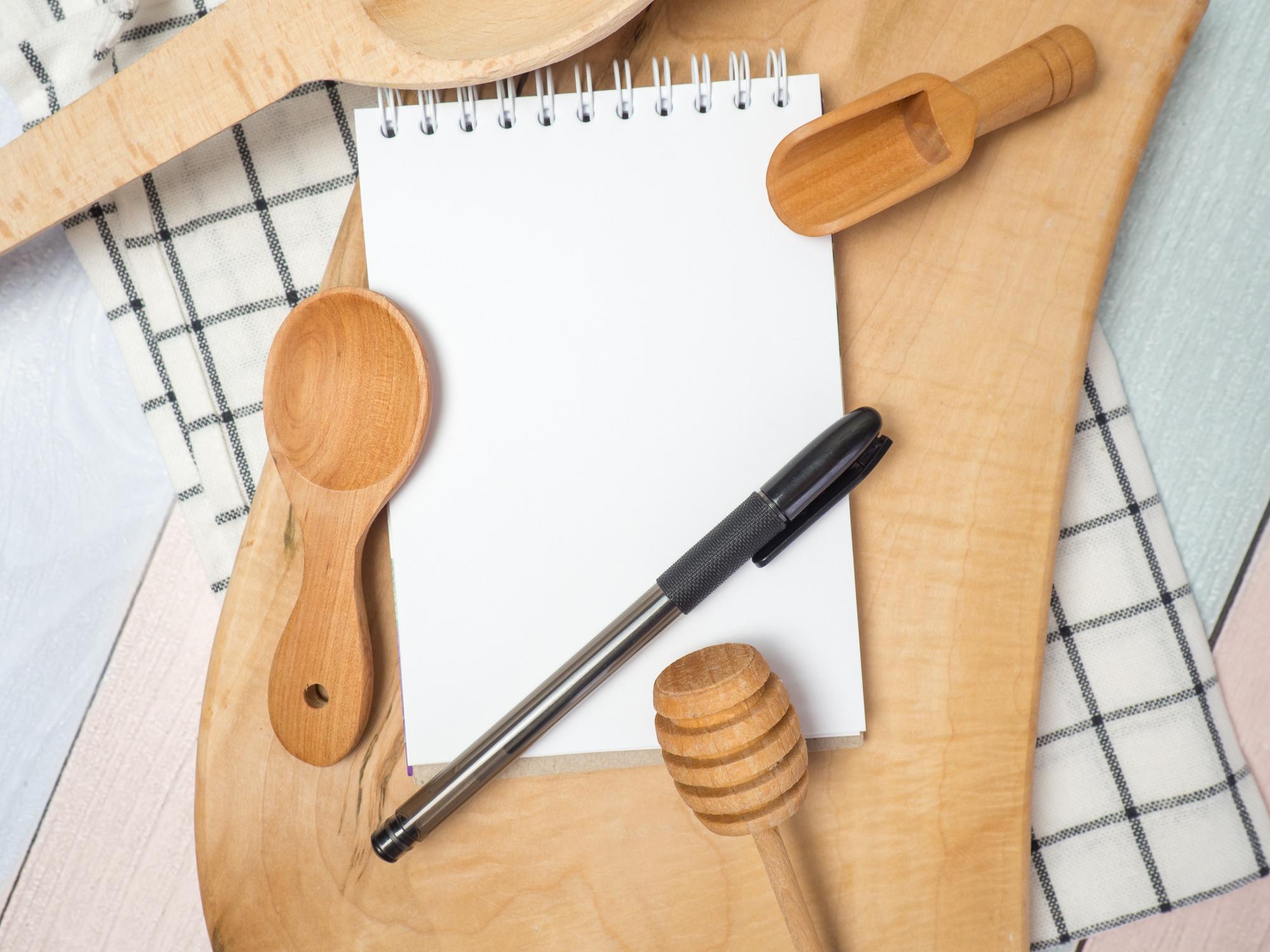 Set di utensili da cucina su carta e note di ricetta