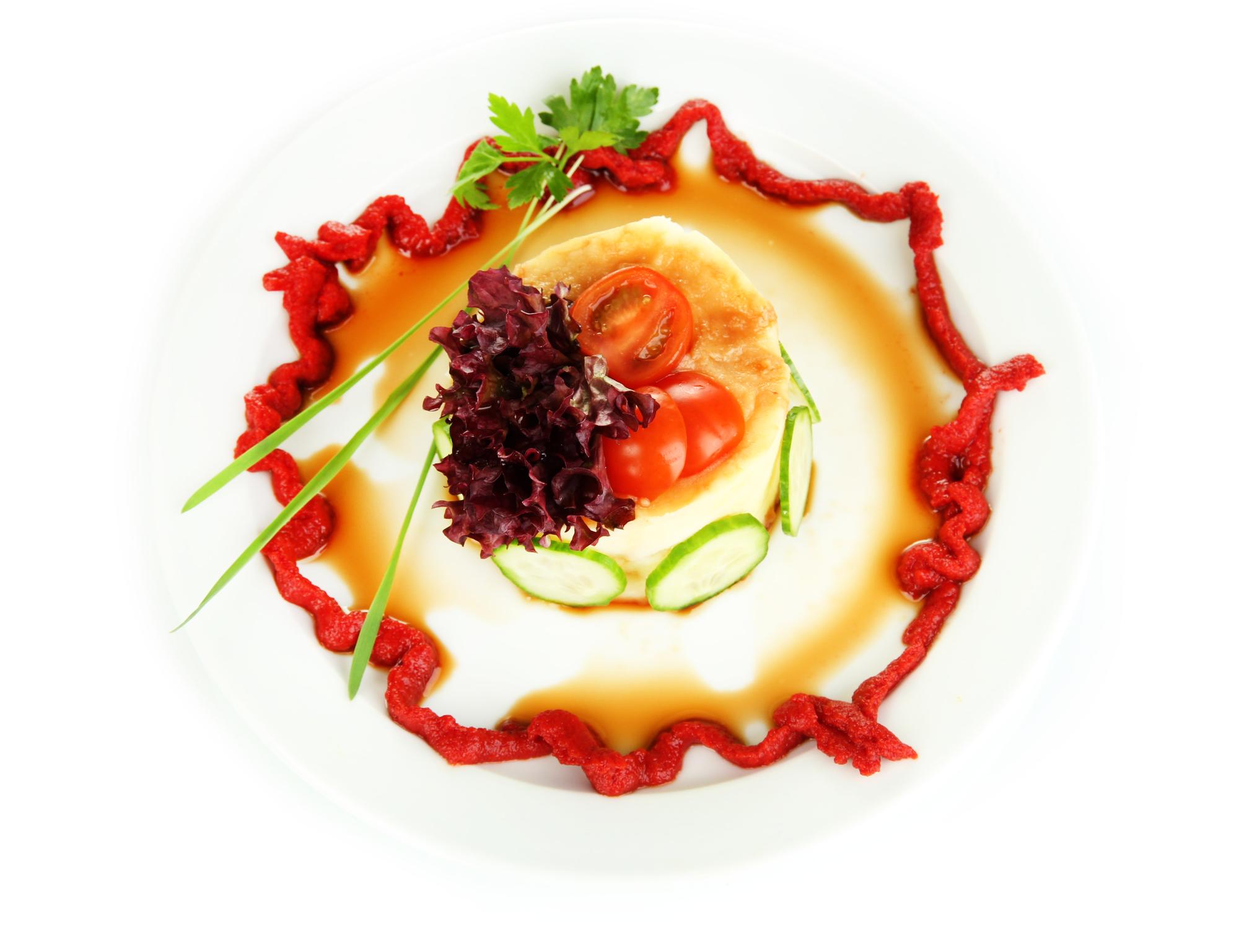 Piatto rifinito con salse, stile atelier