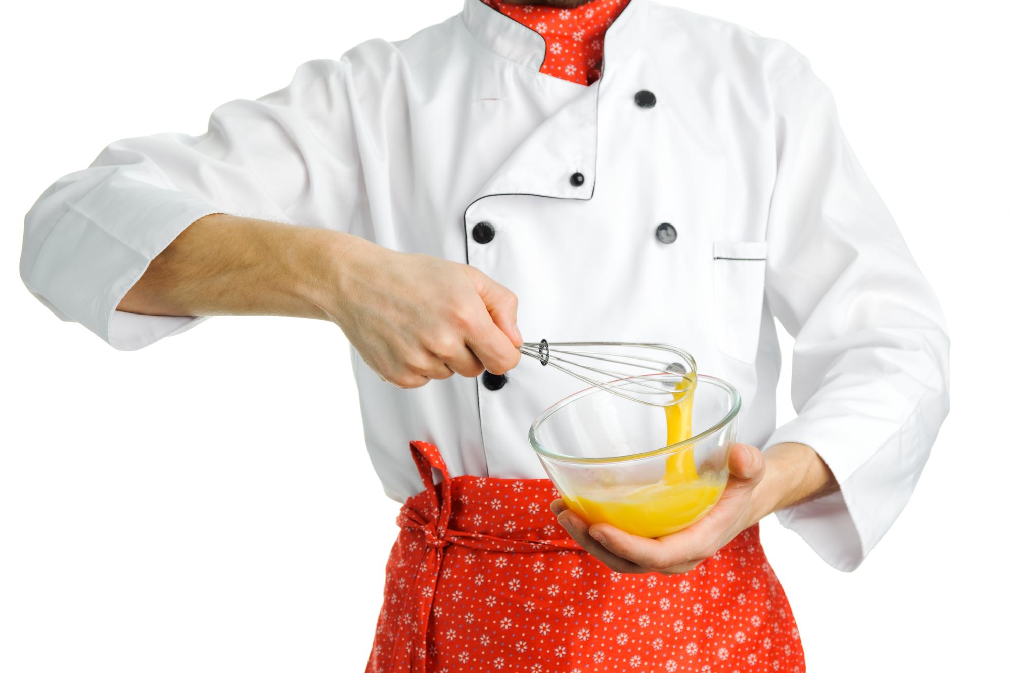 Chef che rifinisce piatto in luce calda
